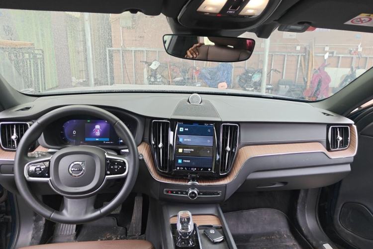 Used Volvo XC60 2023 B5 4x4 Smart Luxury Edition Center Console