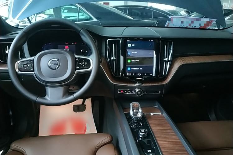 Used Volvo XC60 2023 B5 4x4 Smart Luxury Edition Center Console