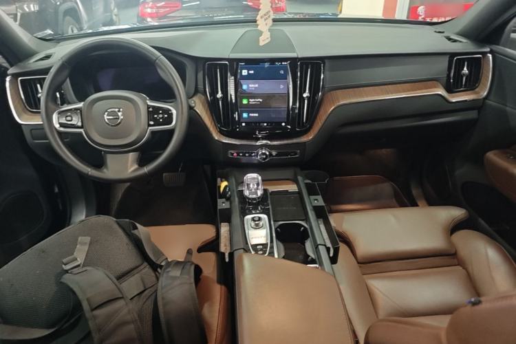 Used Volvo XC60 2023 B5 4x4 Smart Luxury Edition Center Console