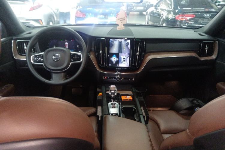 Used Volvo XC60 2023 B5 4x4 Smart Luxury Edition Center Console