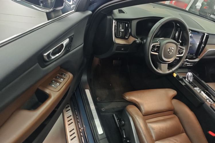 Used Volvo XC60 2023 B5 4x4 Smart Luxury Edition Driver Seat