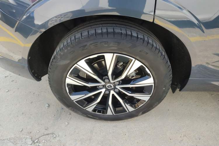 Used Volvo XC60 2023 B5 4x4 Smart Luxury Edition Exterior 5