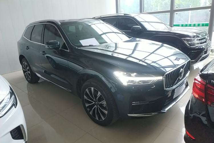 Used Volvo XC60 2023 B5 4x4 Smart Luxury Edition Front Right 45 Deg