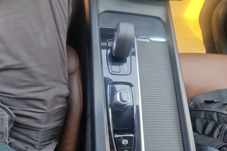 Used Volvo XC60 2023 B5 4x4 Smart Luxury Edition Gear Lever