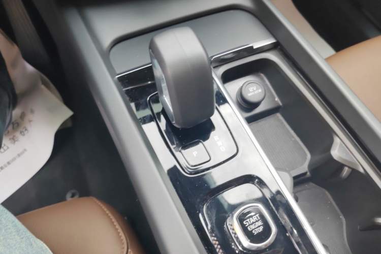 Used Volvo XC60 2023 B5 4x4 Smart Luxury Edition Gear Lever