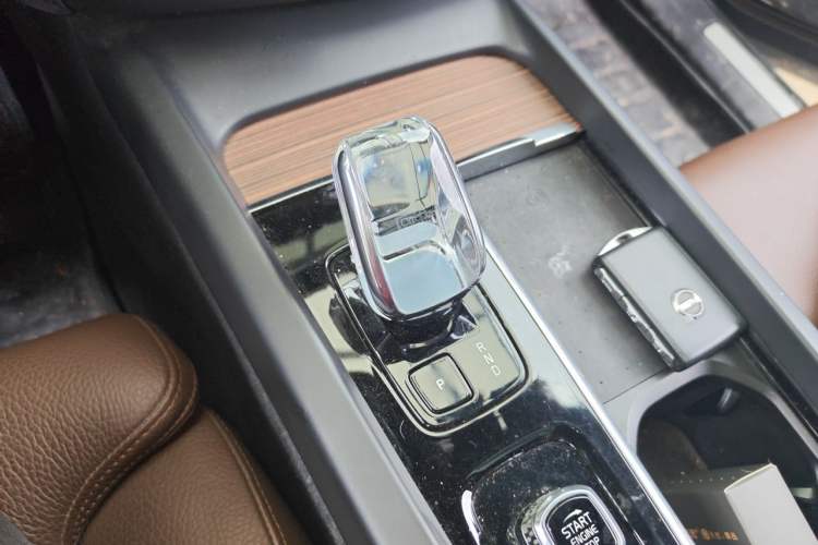 Used Volvo XC60 2023 B5 4x4 Smart Luxury Edition Gear Lever