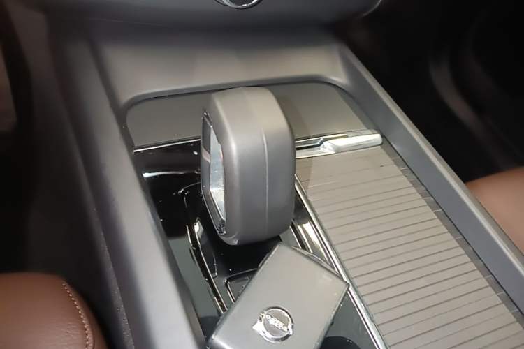 Used Volvo XC60 2023 B5 4x4 Smart Luxury Edition Gear Lever