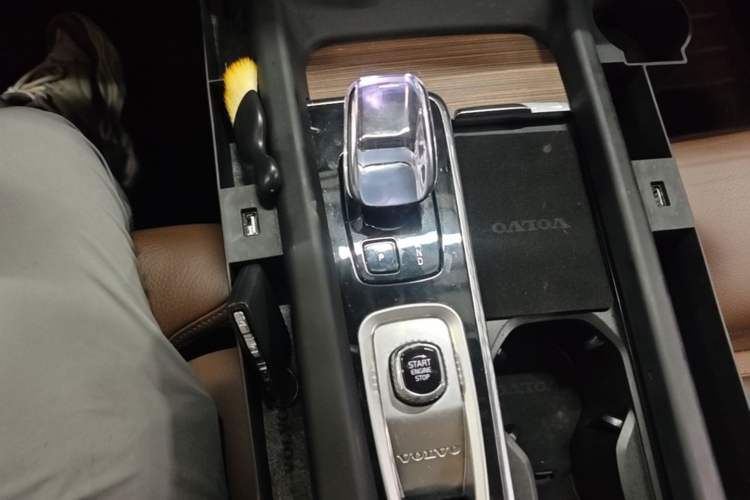 Used Volvo XC60 2023 B5 4x4 Smart Luxury Edition Gear Lever