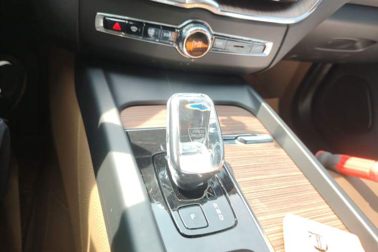 Used Volvo XC60 2023 B5 4x4 Smart Luxury Edition Gear Lever