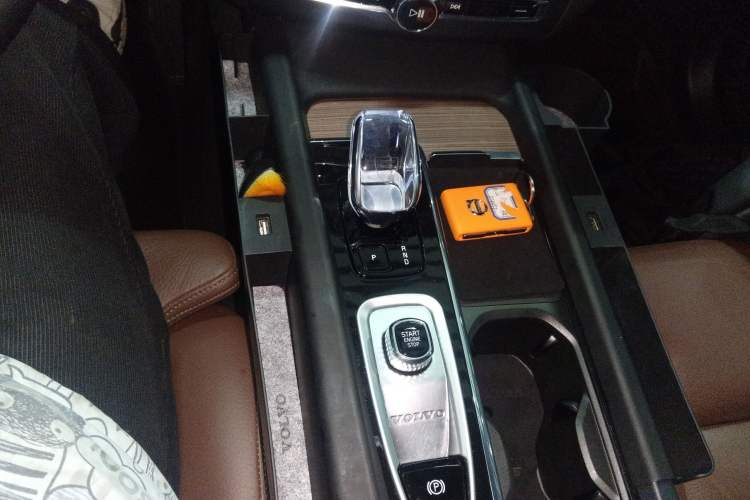 Used Volvo XC60 2023 B5 4x4 Smart Luxury Edition Gear Lever