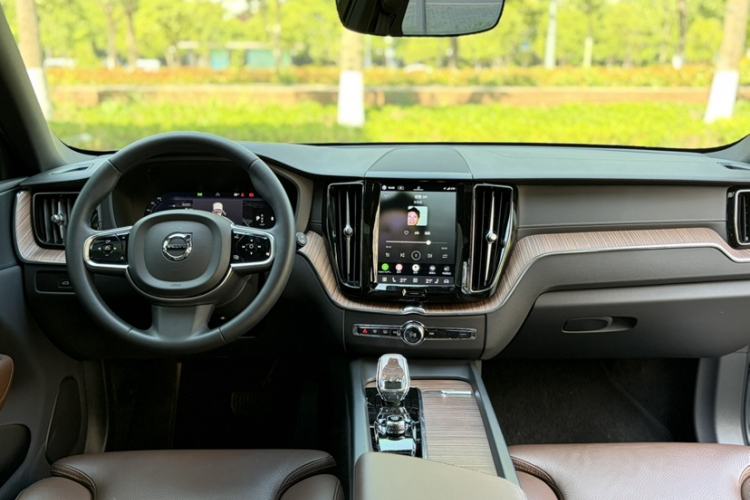 Used Volvo XC60 2023 B5 4x4 Smart Luxury Edition Interior 1