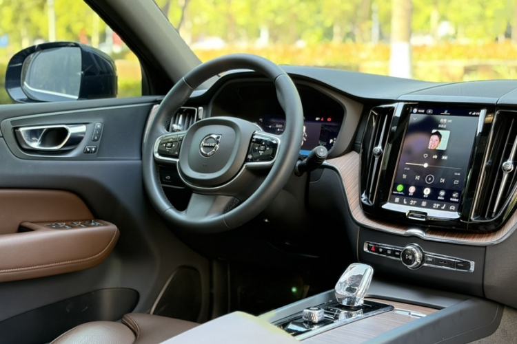 Used Volvo XC60 2023 B5 4x4 Smart Luxury Edition Interior 10