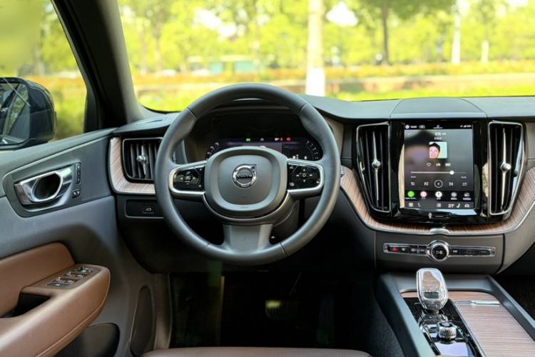 Used Volvo XC60 2023 B5 4x4 Smart Luxury Edition Interior 13