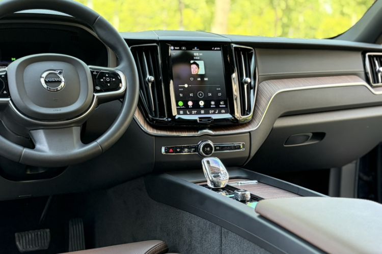 Used Volvo XC60 2023 B5 4x4 Smart Luxury Edition Interior 14