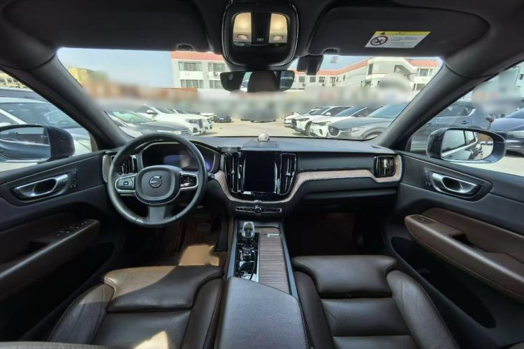 Used Volvo XC60 2023 B5 4x4 Smart Luxury Edition Interior 2