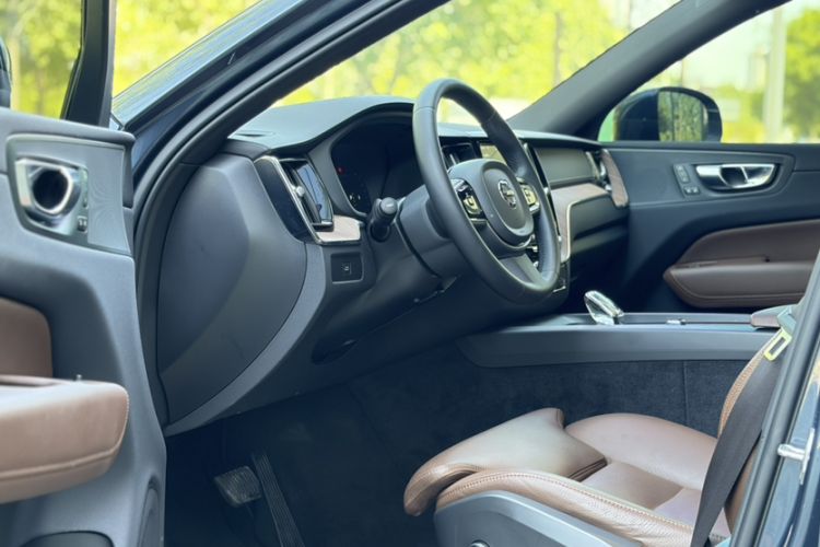 Used Volvo XC60 2023 B5 4x4 Smart Luxury Edition Interior 2