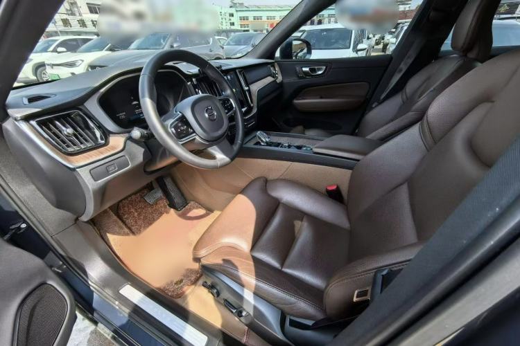 Used Volvo XC60 2023 B5 4x4 Smart Luxury Edition Interior 3