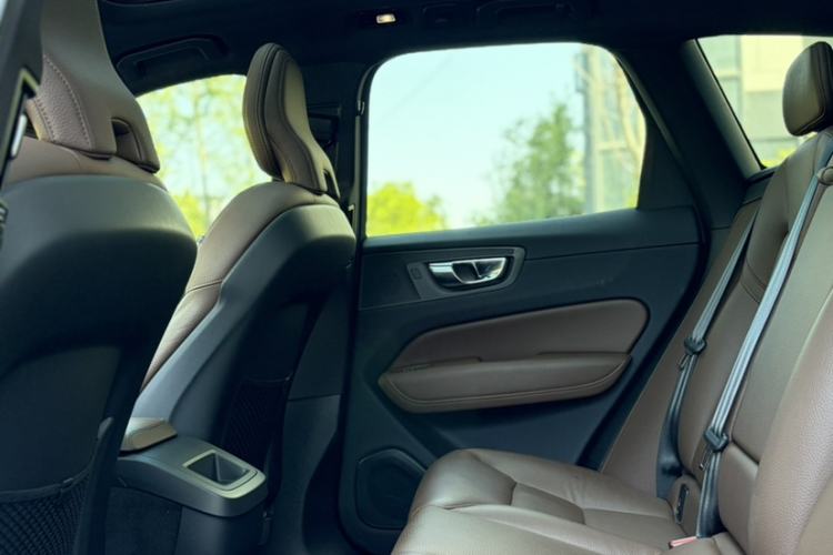 Used Volvo XC60 2023 B5 4x4 Smart Luxury Edition Interior 3