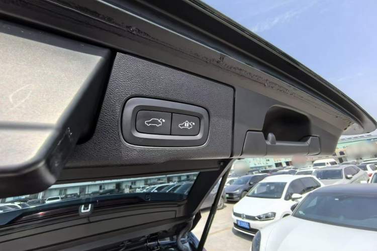 Used Volvo XC60 2023 B5 4x4 Smart Luxury Edition Interior 4