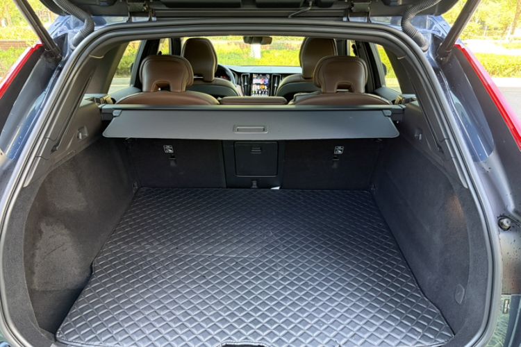 Used Volvo XC60 2023 B5 4x4 Smart Luxury Edition Interior 4