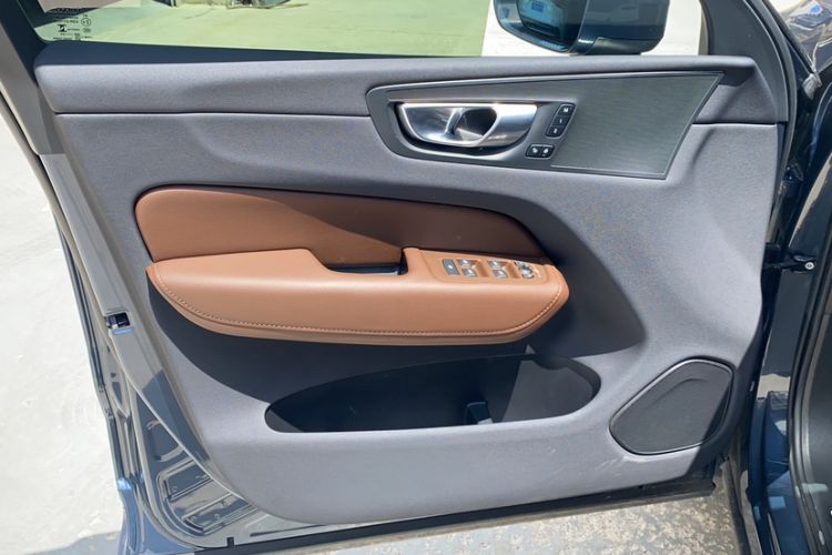 Used Volvo XC60 2023 B5 4x4 Smart Luxury Edition Interior 5