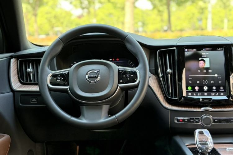 Used Volvo XC60 2023 B5 4x4 Smart Luxury Edition Interior 8