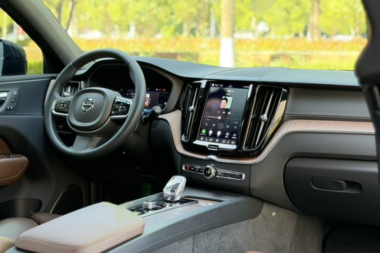 Used Volvo XC60 2023 B5 4x4 Smart Luxury Edition Interior 9