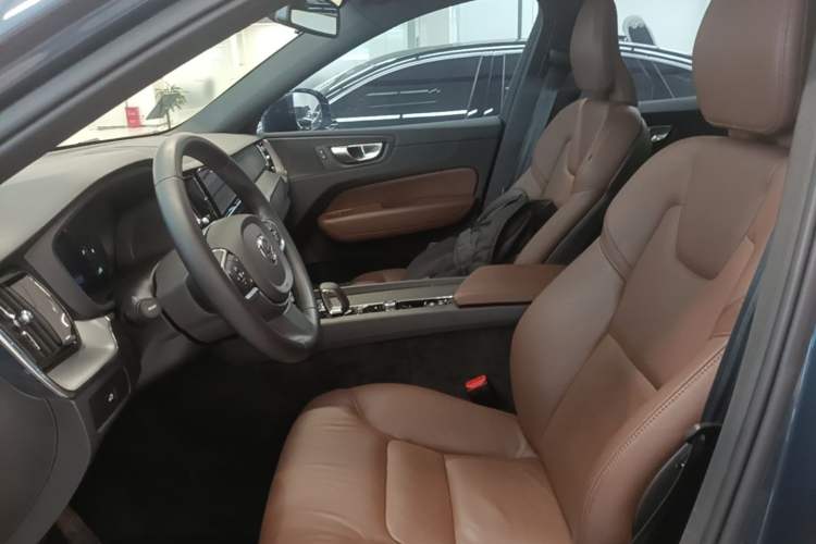 Used Volvo XC60 2023 B5 4x4 Smart Luxury Edition Left Front Seat