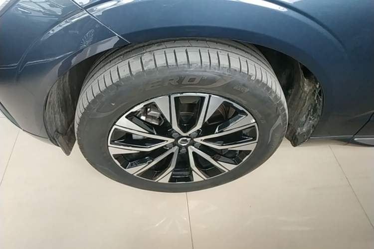Used Volvo XC60 2023 B5 4x4 Smart Luxury Edition Left Front Wheel Hub