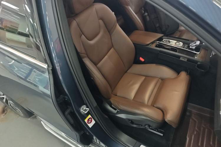 Used Volvo XC60 2023 B5 4x4 Smart Luxury Edition Right Front Seat