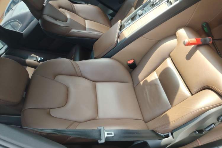 Used Volvo XC60 2023 B5 4x4 Smart Luxury Edition Right Front Seat