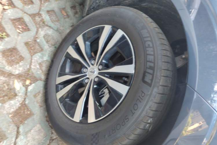 Used Volvo XC60 2023 B5 4x4 Smart Luxury Edition Right Front Wheel Hub