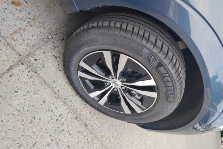 Used Volvo XC60 2023 B5 4x4 Smart Luxury Edition Right Front Wheel Hub
