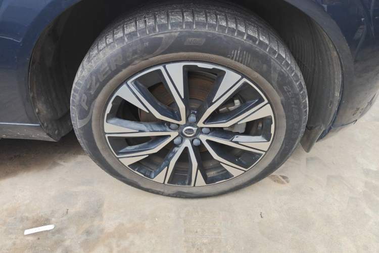 Used Volvo XC60 2023 B5 4x4 Smart Luxury Edition Right Front Wheel Hub