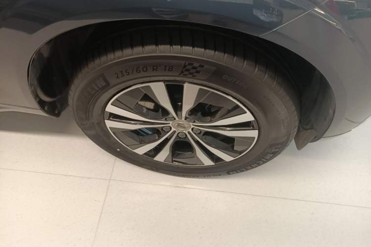 Used Volvo XC60 2023 B5 4x4 Smart Luxury Edition Right Front Wheel Hub
