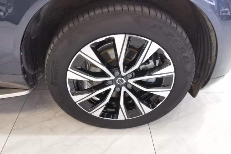 Used Volvo XC60 2023 B5 4x4 Smart Luxury Edition Right Front Wheel Hub