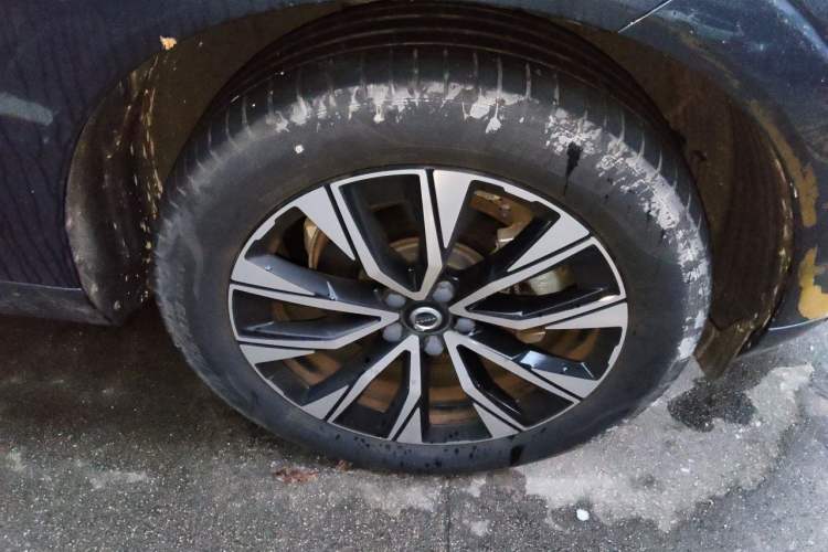 Used Volvo XC60 2023 B5 4x4 Smart Luxury Edition Right Front Wheel Hub
