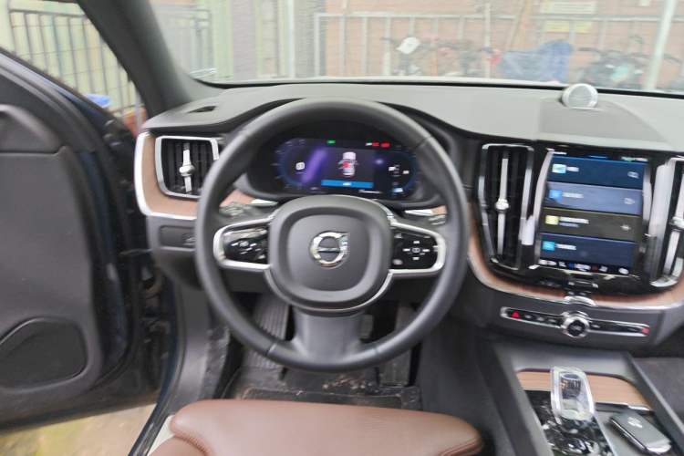 Used Volvo XC60 2023 B5 4x4 Smart Luxury Edition Steering Wheel