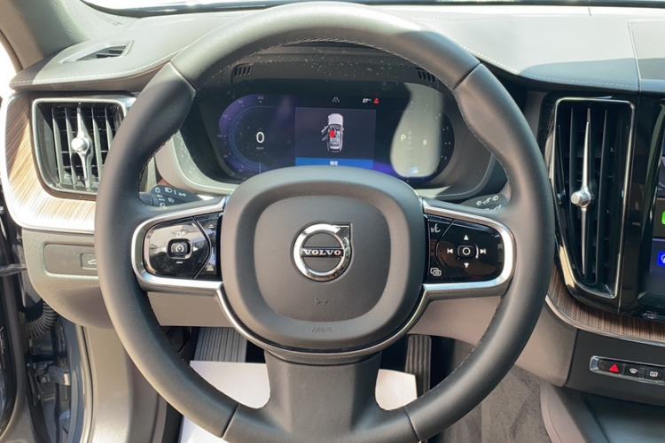 Used Volvo XC60 2023 B5 4x4 Smart Luxury Edition Steering Wheel