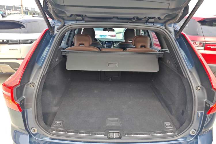 Used Volvo XC60 2023 B5 4x4 Smart Luxury Edition Trunk
