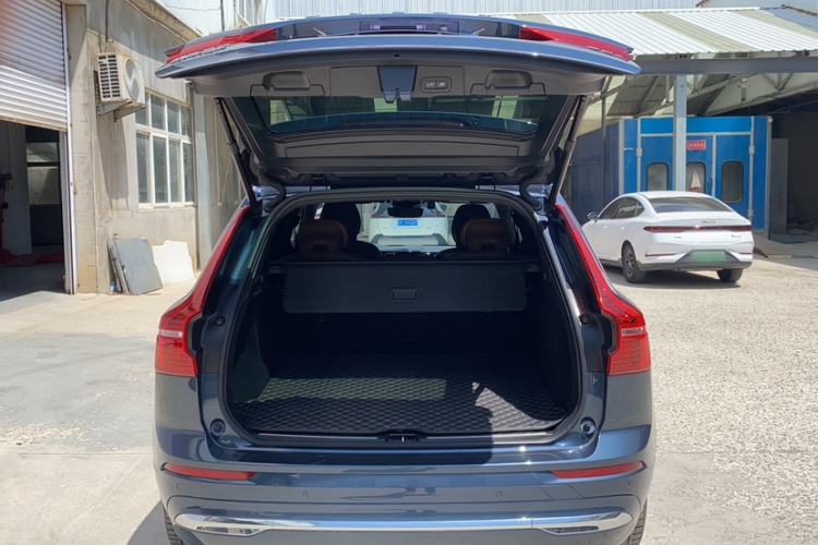 Used Volvo XC60 2023 B5 4x4 Smart Luxury Edition Trunk
