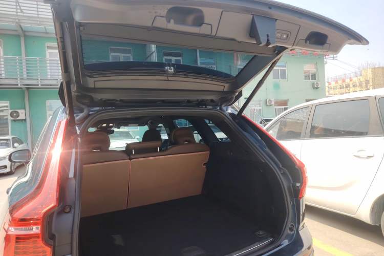 Used Volvo XC60 2023 B5 4x4 Smart Luxury Edition Trunk