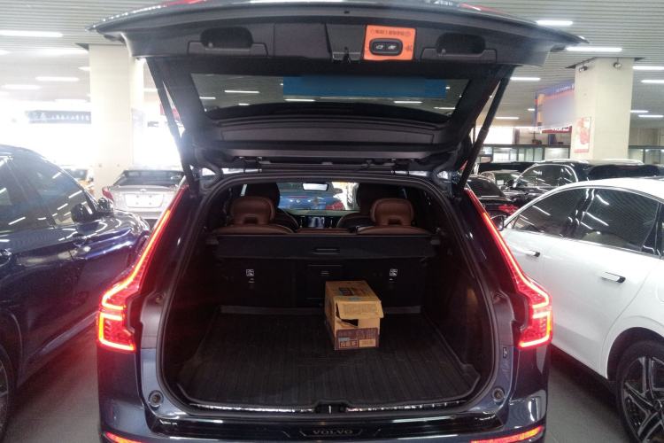 Used Volvo XC60 2023 B5 4x4 Smart Luxury Edition Trunk