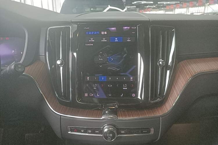 Used Volvo XC60 2023 B5 4x4 Smart Luxury Edition Audio And AC Panel