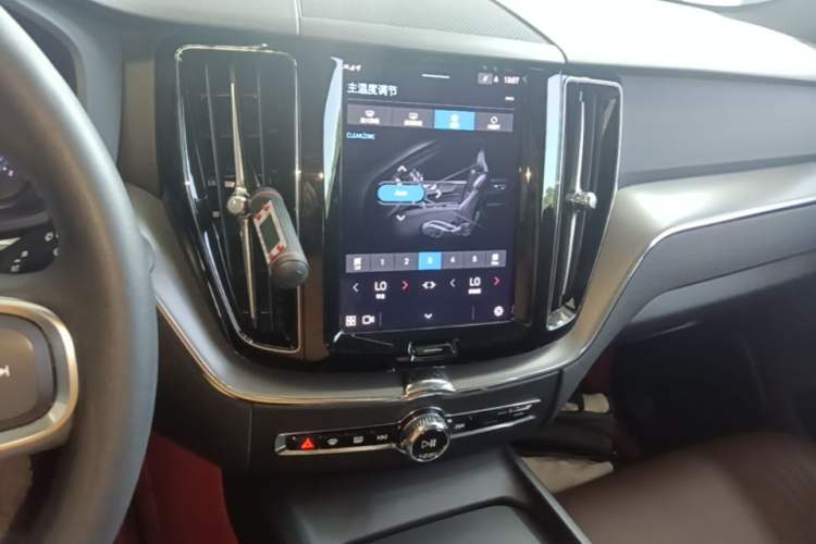 Used Volvo XC60 2023 B5 4x4 Smart Luxury Edition Audio And AC Panel
