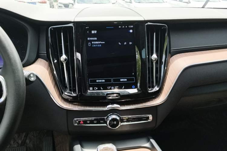 Used Volvo XC60 2023 B5 4x4 Smart Luxury Edition Audio And AC Panel