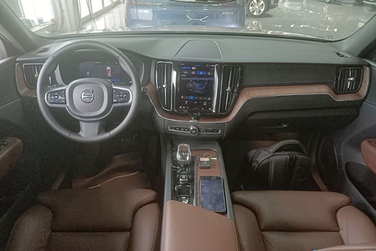 Used Volvo XC60 2023 B5 4x4 Smart Luxury Edition Center Console