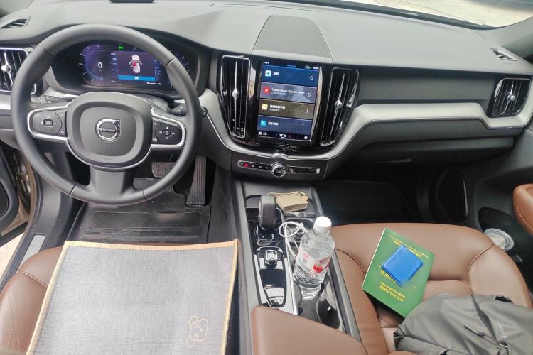 Used Volvo XC60 2023 B5 4x4 Smart Luxury Edition Center Console