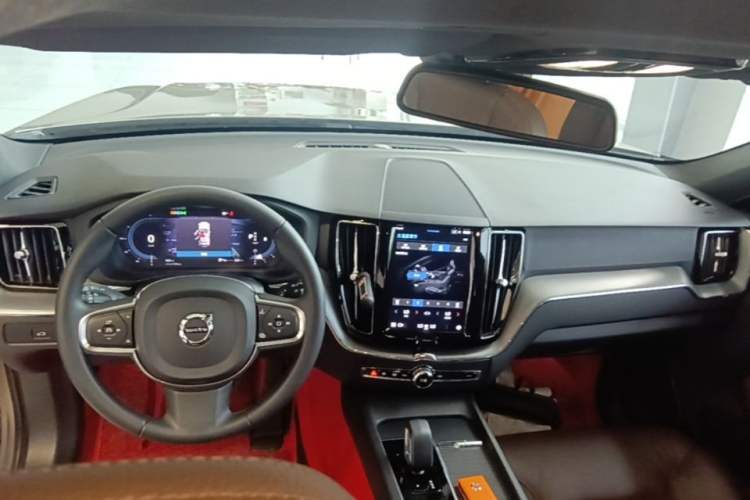 Used Volvo XC60 2023 B5 4x4 Smart Luxury Edition Center Console