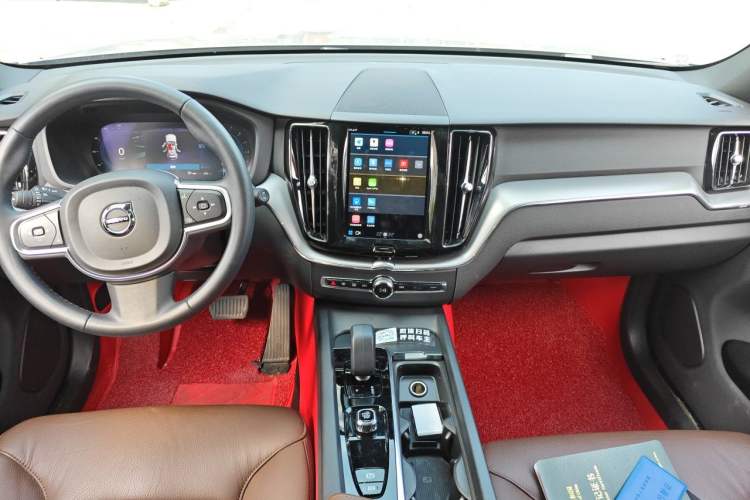 Used Volvo XC60 2023 B5 4x4 Smart Luxury Edition Center Console